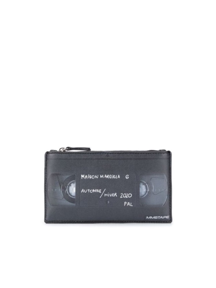 CASSETTE PRINT PURSE MM6 카세트 프린트 지갑 - 아데쿠베