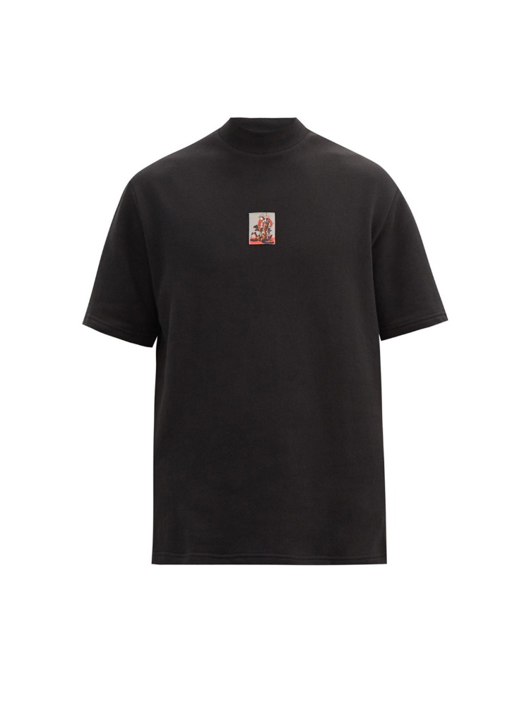 BLACK PATCH DETAIL SHORT SLEEVES T-SHIRT  보라미 비귀에 블랙 패치 디테일 숏 슬리브 티셔츠 - 아데쿠베