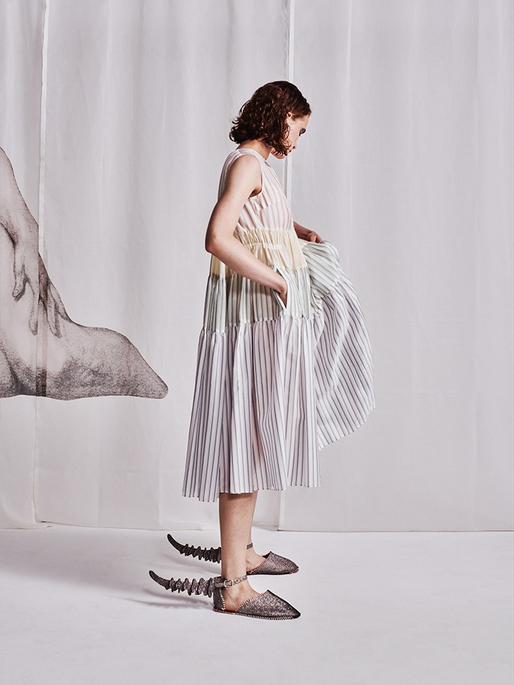 MULTI-STRIPE MANTLED TIERED DRESS - 아데쿠베