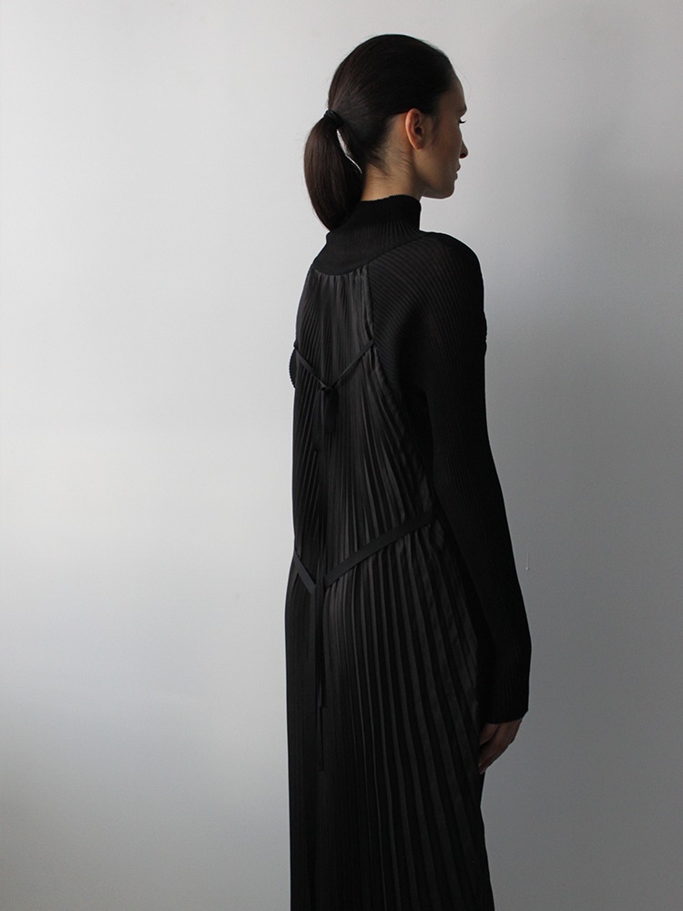 TEXTURED JERSEY DRESS WITH BACK PLEATS - 아데쿠베