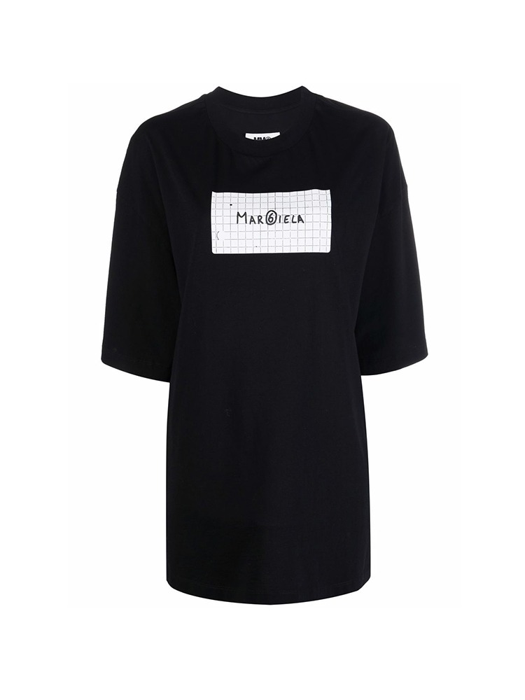 BLACK LOGO-PRINT T-SHIRT  MM6 블랙 로고 프린트 티셔츠 - 아데쿠베