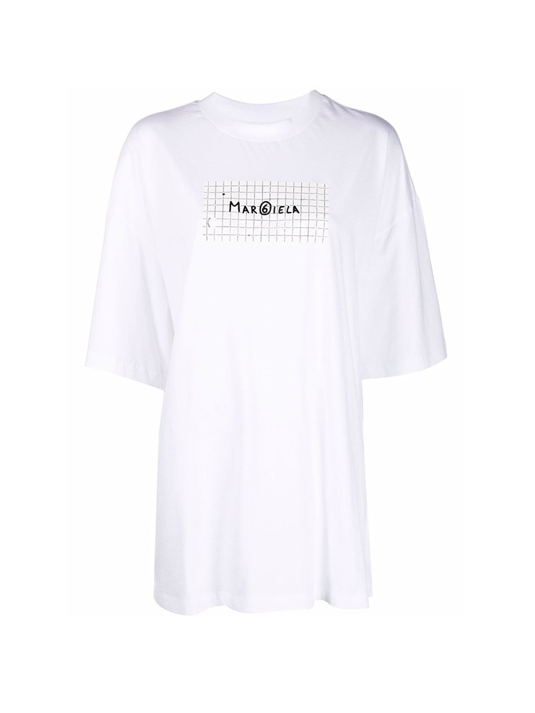 WHITE LOGO-PRINT T-SHIRT  MM6 화이트 로고 프린트 티셔츠 - 아데쿠베