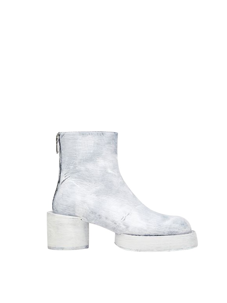 WHITE BACK-ZIP PAINTED ANKLE BOOTS  MM6 화이트 백-집 페인트 앵클 부츠 - 아데쿠베