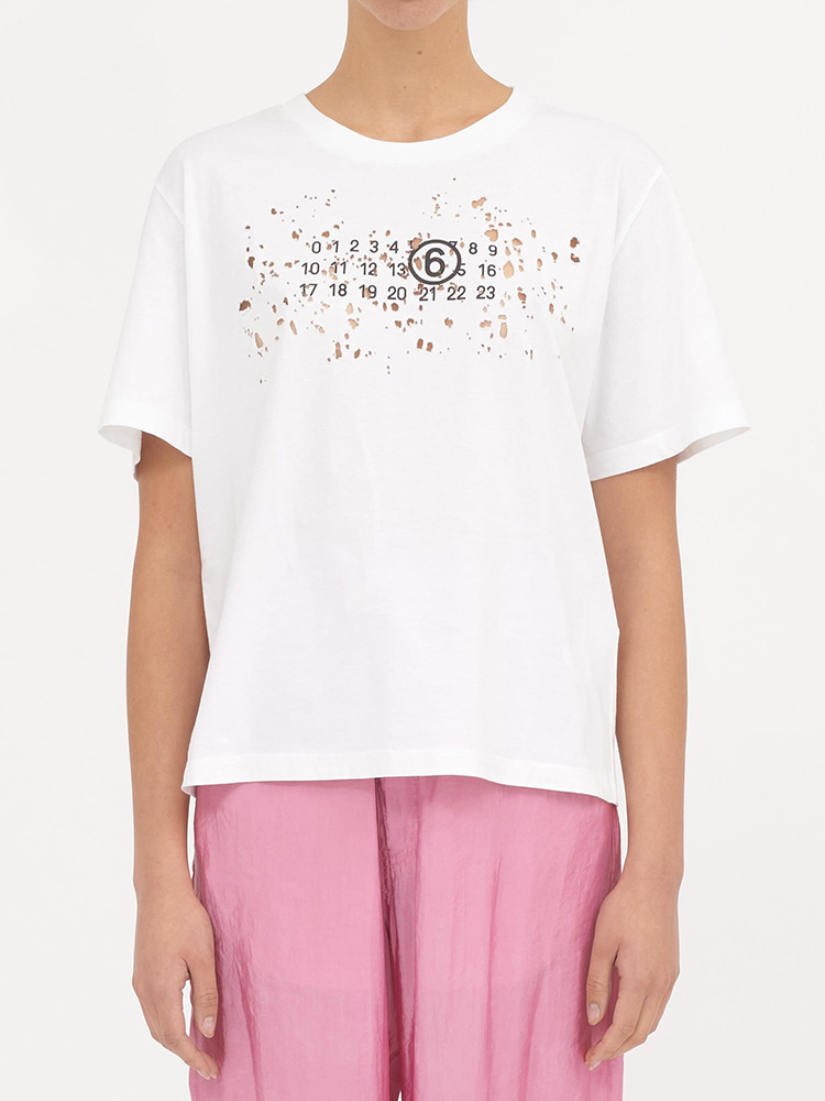 WHITE LOGO DISTRESSED T-SHIRT  MM6 화이트 로고 디스트레스드 티셔츠 - 아데쿠베