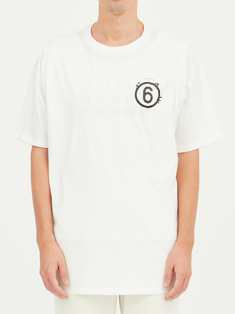 WHITE LOGO T-SHIRT  MM6 화이트 로고 티셔츠 - 아데쿠베