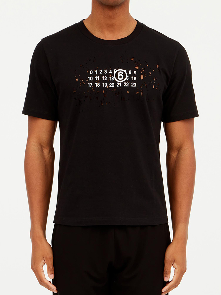 BLACK DISTRESSED LOGO T-SHIRT  MM6 블랙 디스트레스드 로고 티셔츠 - 아데쿠베