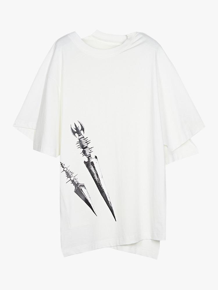 WHITE DAGGER PRINTED T-SHIRT  산쿠안즈 화이트 대거 프린트 티셔츠 - 아데쿠베