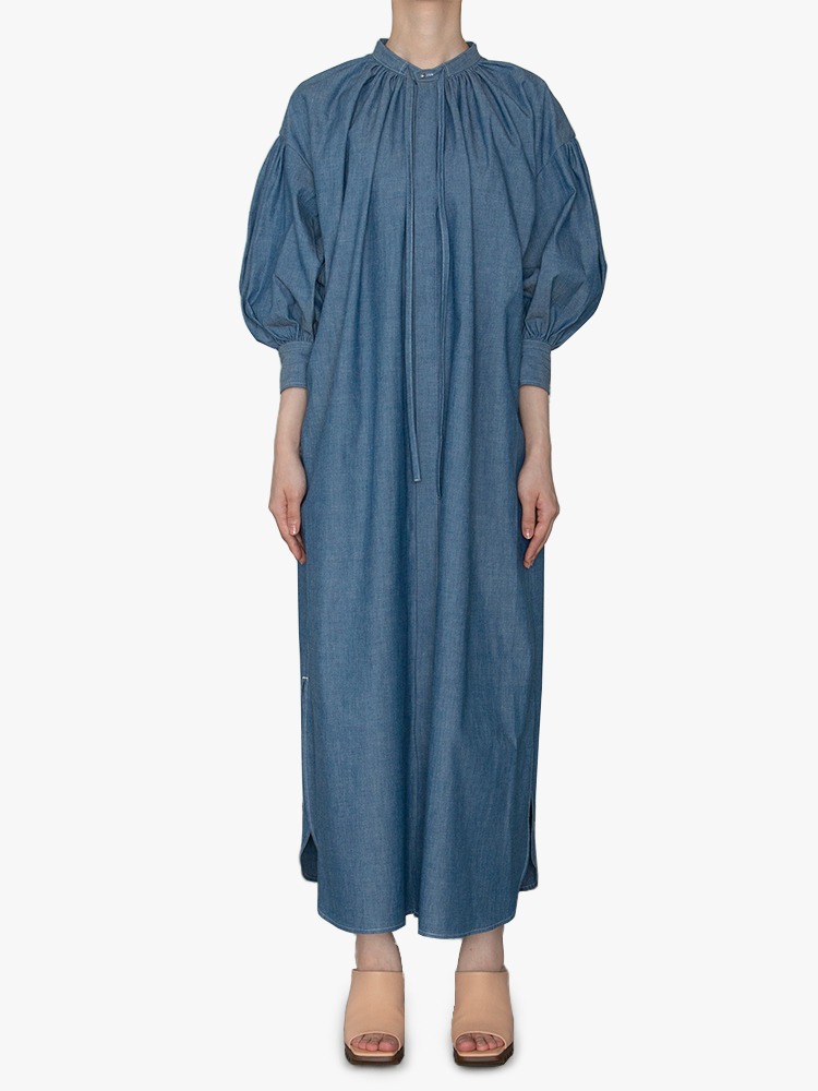 BLUE CHAMBRAY GATHERED DRESS  HYKE 하이크 블루 샴브레이 게더 드레스 - 아데쿠베