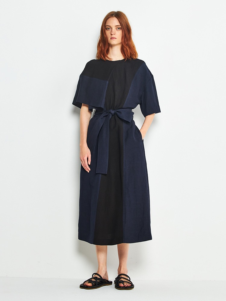 BLACK NAVY MAYTE IRREGULAR SLEEVES DRESS  아키라나카 블랙 네이비 메이테 불규칙 슬리브 드레스 - 아데쿠베