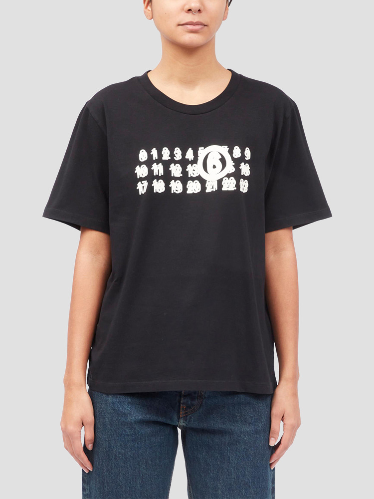 BLACK HALF SLEEVE T-SHIRT  MM6 블랙 하프 슬리브 티셔츠 - 아데쿠베