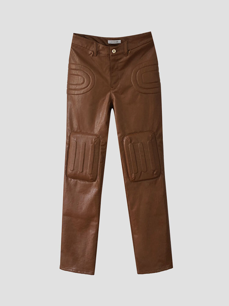 BROWN QUILTED EMBOSSING FAUX LEATHER TROUSERS  준태 킴 브라운 퀼트 엠보싱 포 레더 팬츠 - 아데쿠베