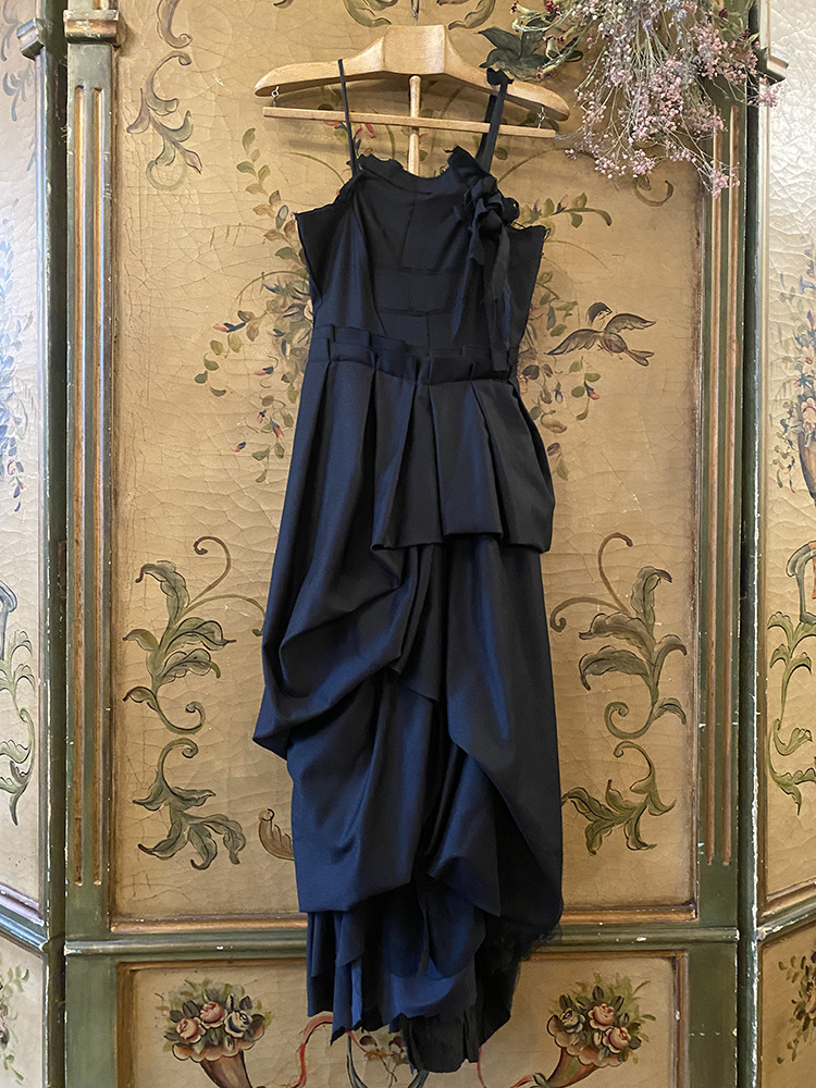 BLACK ASYMMETRIC DRESS  아키비오 블랙 비대칭 드레스 - 아데쿠베