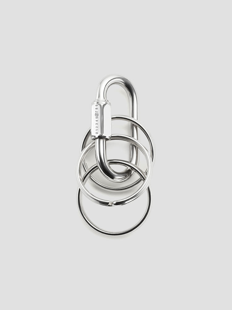 SILVER CARABINER KEY RING  MM6 실버 카라비너 키링 - 아데쿠베