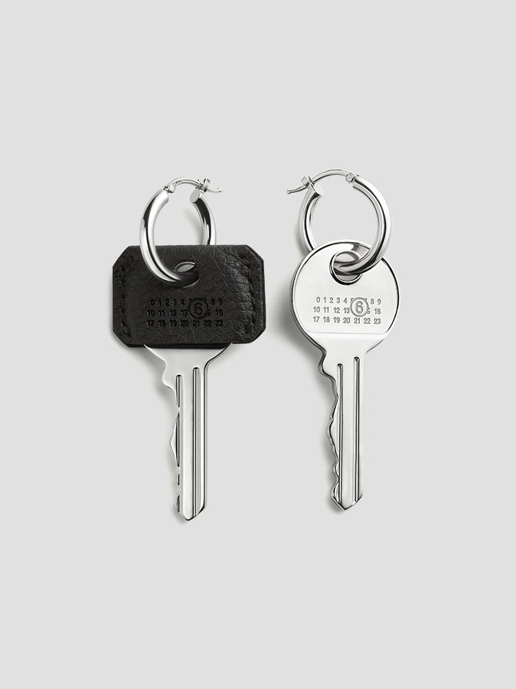 SILVER LEATHER KEY EARRINGS  MM6 실버 레더 키 귀걸이 - 아데쿠베
