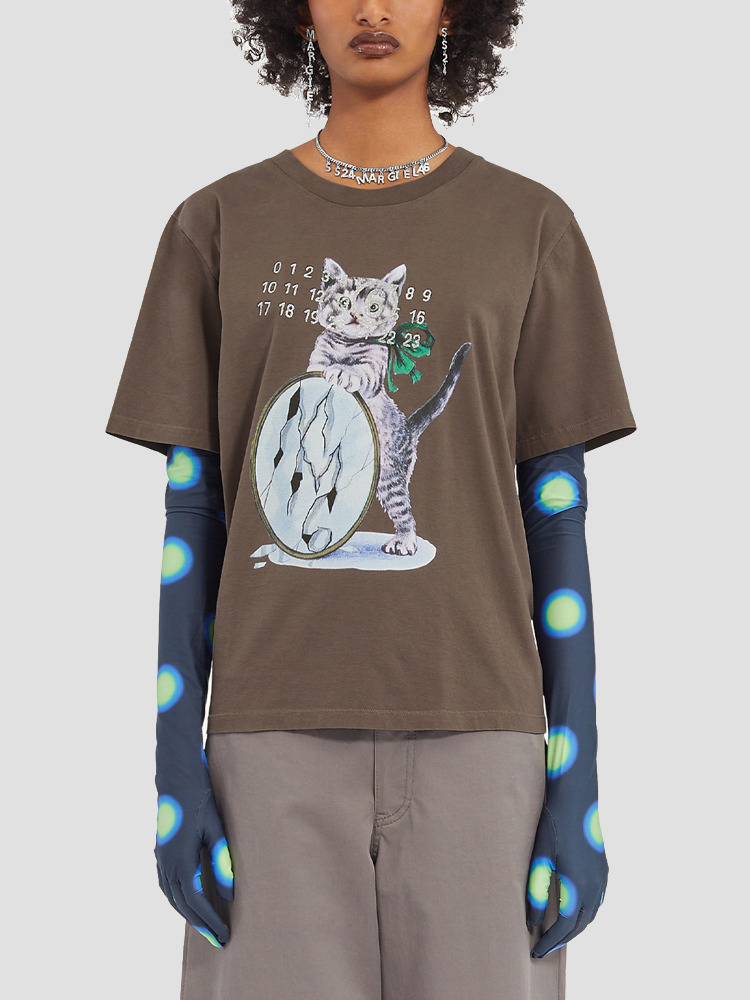 DARK TAUPE CAT &amp; GLITTER PRINT T-SHIRT  MM6 다크 토프 캣 글리터 프린트 티셔츠 - 아데쿠베