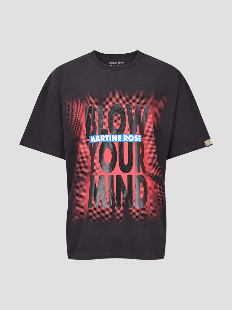 BLACK BLOW YOUR MIND OVERSIZED S/S T-SHIRT  마틴 로즈 블랙 레터 프린트 티셔츠 - 아데쿠베