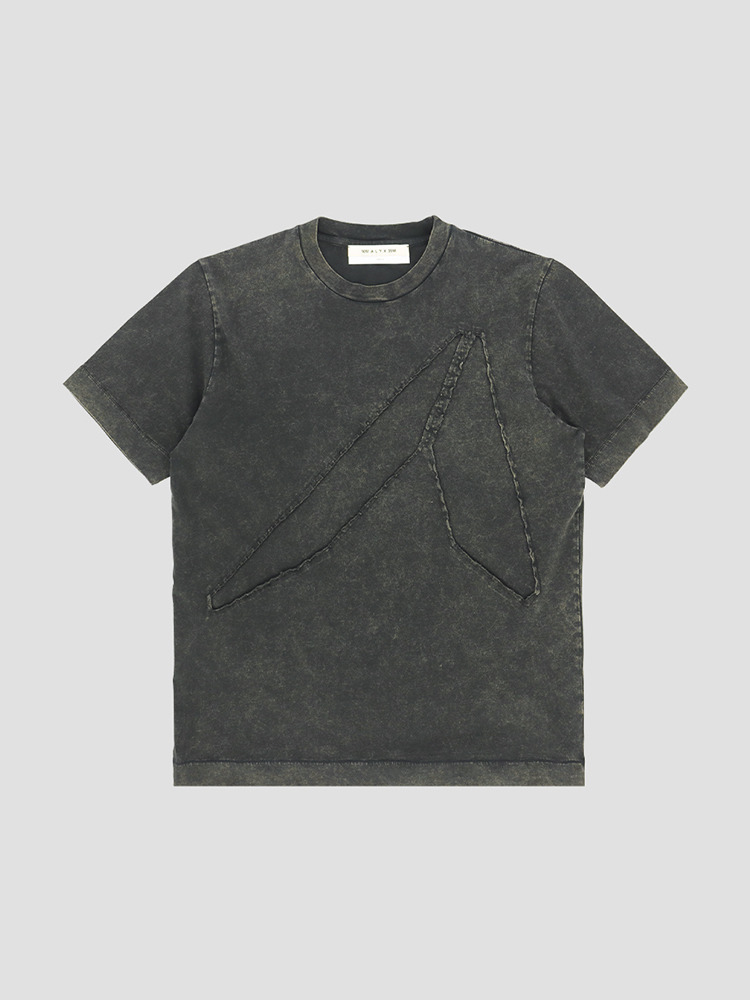WASHED BLACK INTARSIA APPLIQUE LOGO T-SHIRT  알릭스 블랙 인타르시아 아플리케 로고 티셔츠 - 아데쿠베