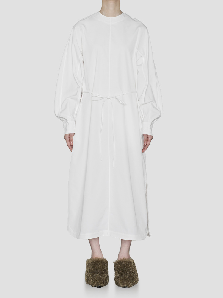 WHITE TASLAN TWILL DRESS  하이크(HYKE) 화이트 타슬란 트윌 드레스 - 아데쿠베
