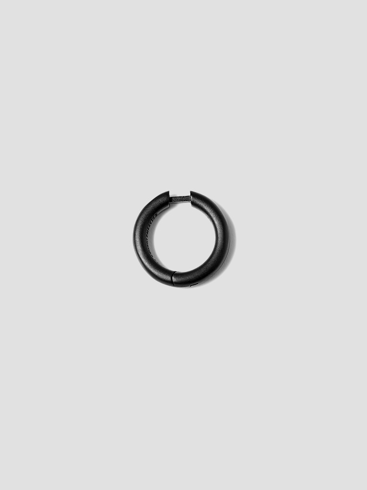 BLACK MIEKE SINGLE LOOP EARRING  앤 드뮐미스터 블랙 미에케 싱글 루프 귀걸이 - 아데쿠베
