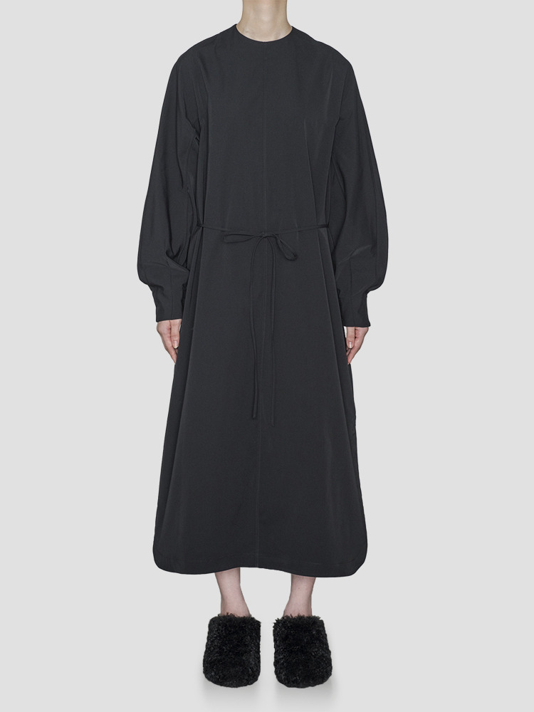 BLACK TASLAN TWILL DRESS  하이크(HYKE) 블랙 타슬란 트윌 드레스 - 아데쿠베