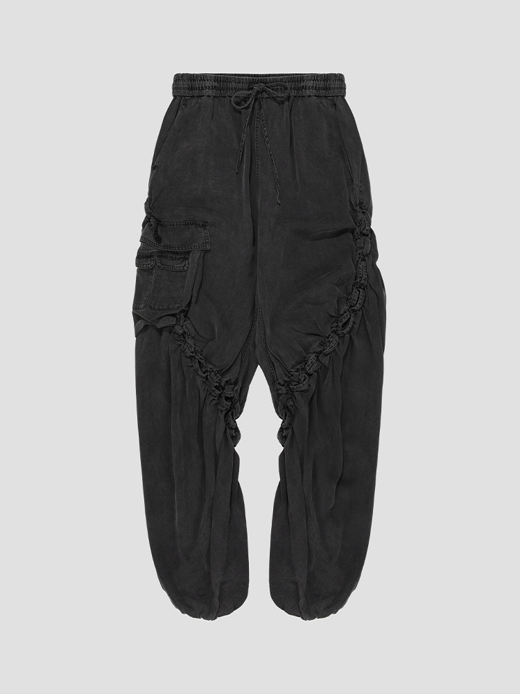 BLACK &quot;CRUISE&quot; SMOCKED CARGO TROUSERS  폰더럴 블랙 스모크 카고 트라우저 - 아데쿠베