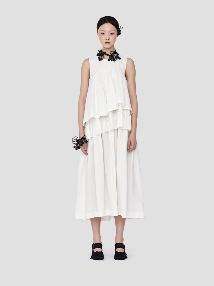 OFF WHITE TIERED PLEATED DRESS  샹샹 루안 오프 화이트 티어드 플리츠 드레스 - 아데쿠베