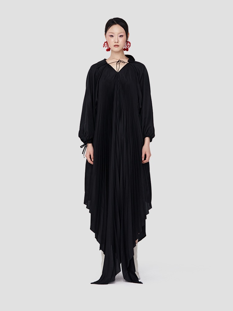 BLACK PLEATED ANGULAR MAXI DRESS  샹샹 루안 블랙 플리츠 앵귤러 맥시 드레스 - 아데쿠베